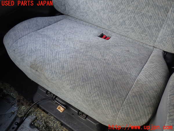 5UPJ-24327145]ハイエースワゴン100系(KZH100G)右2列目シート 中古_m0003.jpg