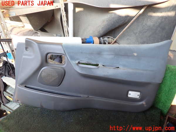 5UPJ-24321234]ハイエースワゴン100系(KZH100G)右前ドア内張り 中古_m0001.jpg