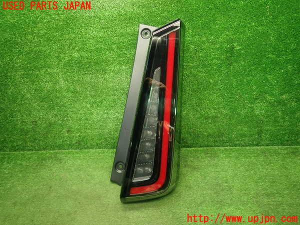 5UPJ-24421530]セレナ(NC28)右テールランプ 中古_m0001.jpg
