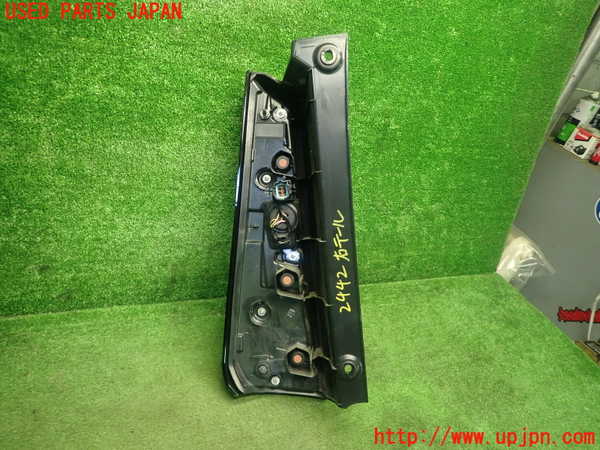 5UPJ-24421530]セレナ(NC28)右テールランプ 中古_m0002.jpg
