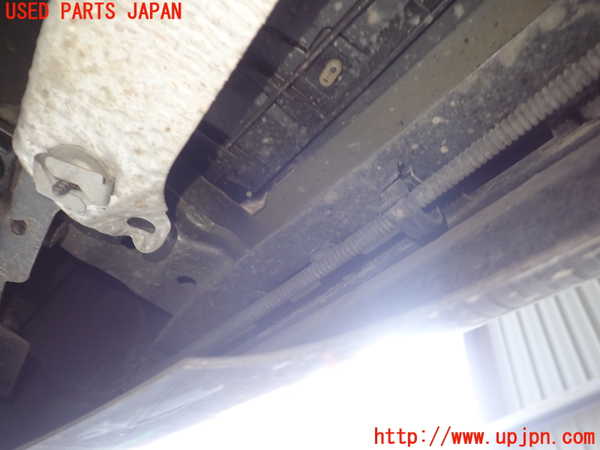 5UPJ-24431614]ルノー・カングー(KWH5F)リアバンパーホースメント 中古_m0002.jpg