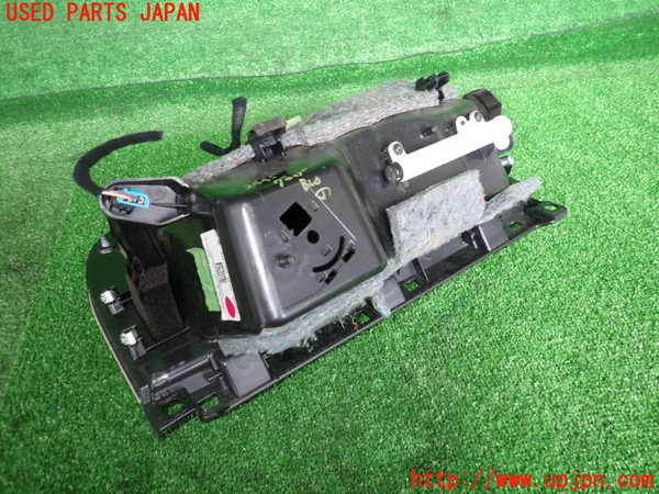 2UPJ-24457516]アルファロメオ・ジュリア(95222)グローブボックス1 中古_m0004.jpg