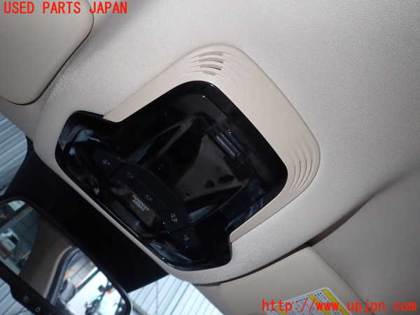 5UPJ-24456411]アルファロメオ・ジュリア(95222)ルームランプ1 (真中 1列目) 中古_m0001.jpg