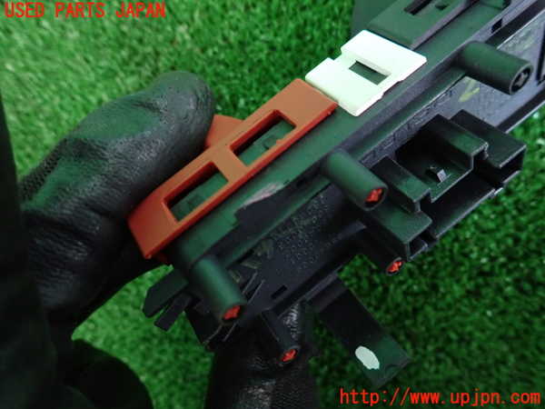 2UPJ-24496290]ルノー・メガーヌ R.S.(ルノー・スポール)(MF4R2)ハザードスイッチ 中古_m0003.jpg