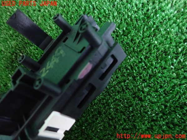 2UPJ-24496290]ルノー・メガーヌ R.S.(ルノー・スポール)(MF4R2)ハザードスイッチ 中古_m0004.jpg