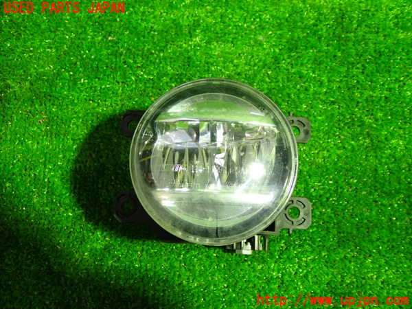 5UPJ-24561180]レヴォーグ(VM4)右フォグ 中古_m0001.jpg