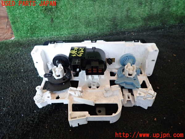 5UPJ-24576066]ジムニー(JB23W)エアコンスイッチ1 中古_m0003.jpg