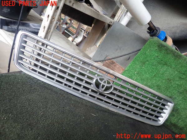 1UPJ-24611050]ハイエースワゴン100系(KZH106W)ラジエターグリル 中古_m0001.jpg