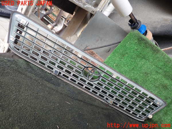 1UPJ-24611050]ハイエースワゴン100系(KZH106W)ラジエターグリル 中古_m0003.jpg