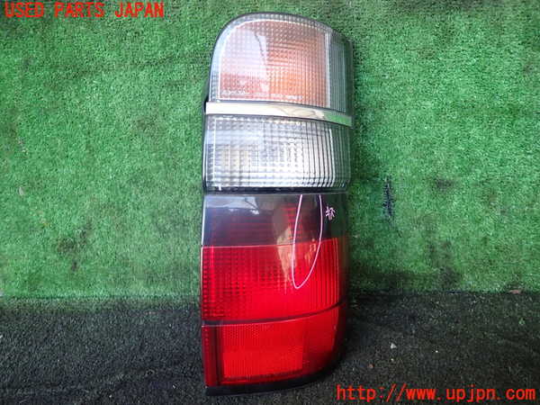 1UPJ-24611530]ハイエースワゴン100系(KZH106W)右テールランプ 中古_m0001.jpg