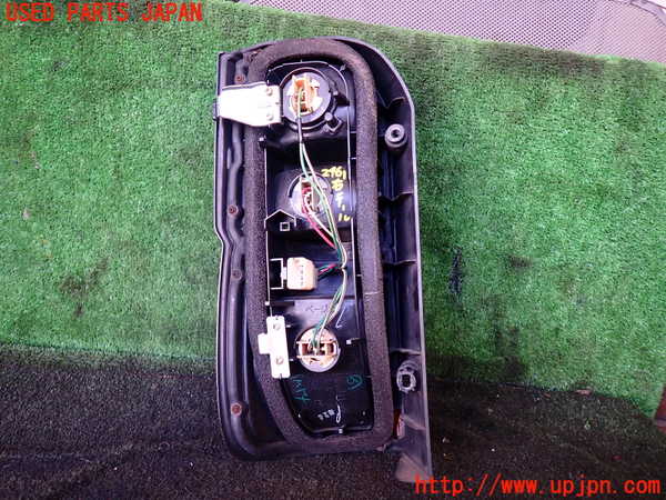 1UPJ-24611530]ハイエースワゴン100系(KZH106W)右テールランプ 中古_m0003.jpg