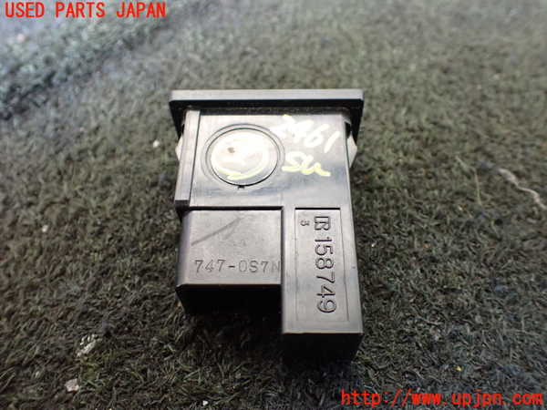 5UPJ-24616307]ハイエースワゴン100系(KZH106W)スイッチ2 (REAR　HEAT) 中古_m0002.jpg
