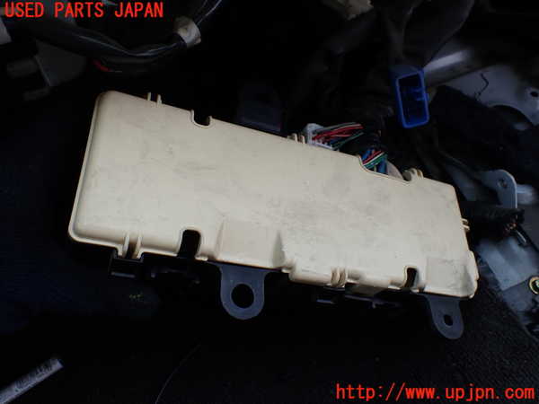 1UPJ-24616741]ハイエースワゴン100系(KZH106W)ヒューズボックス1 中古_m0002.jpg
