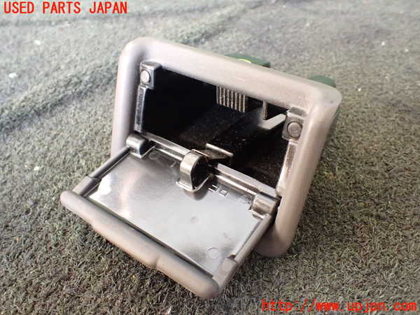 1UPJ-24617822]ハイエースワゴン100系(KZH106W)灰皿2 中古_m0002.jpg
