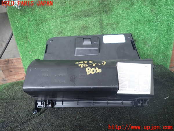 5UPJ-24767516]セレナ e-POWER(HC27)グローブボックス1 中古_m0003.jpg
