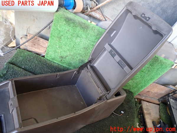 1UPJ-24777540]ハイエースワゴン100系(KZH100G)センターコンソール 中古_m0002.jpg