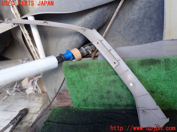 1UPJ-24777655]ハイエースワゴン100系(KZH100G)右フロントピラートリム 中古_m0003.jpg