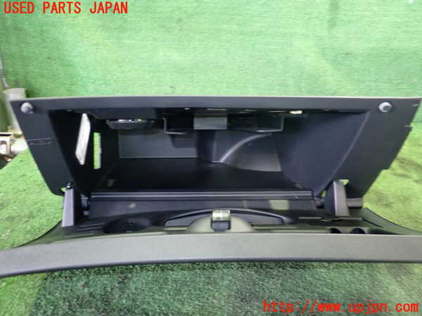 2UPJ-24927516]プジョー・RCZ(T7R5F03)グローブボックス1 中古_m0002.jpg
