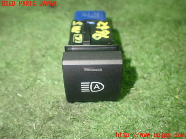 5UPJ-24966306]ヤリス(YARIS) ハイブリッド(MXPH10)スイッチ1（オートハイビーム） 中古_m0001.jpg