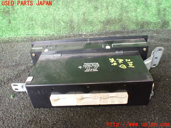 5UPJ-25016066]ハイエースワゴン100系(KZH106W)エアコンスイッチ1 中古_m0003.jpg