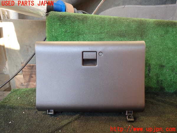 1UPJ-25017516]ハイエースワゴン100系(KZH106W)グローブボックス1 中古_m0001.jpg