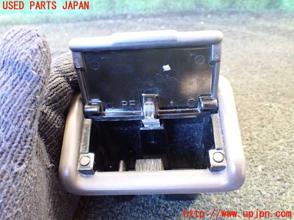 1UPJ-25017822]ハイエースワゴン100系(KZH106W)灰皿2 (2列目運転席側) 中古_m0002.jpg