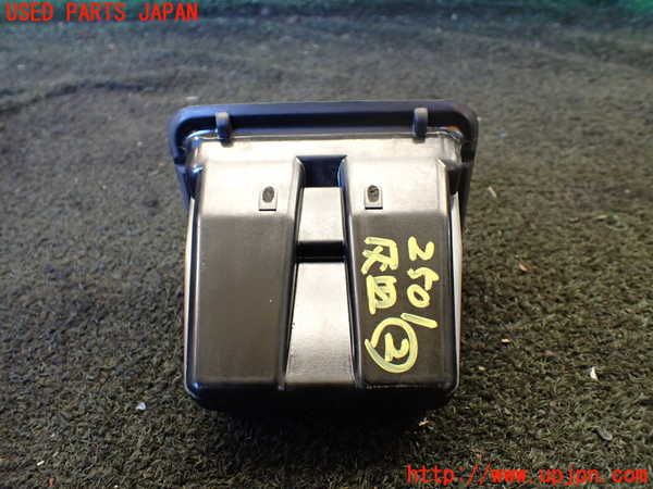 1UPJ-25017822]ハイエースワゴン100系(KZH106W)灰皿2 (2列目運転席側) 中古_m0003.jpg