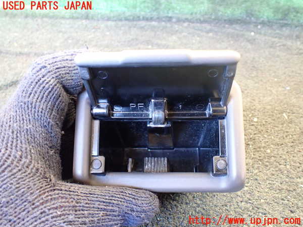 1UPJ-25017824]ハイエースワゴン100系(KZH106W)灰皿4 (3列目助手席側) 中古_m0002.jpg