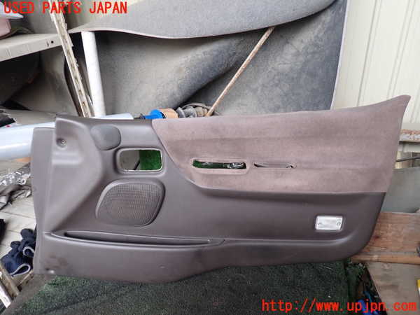 1UPJ-25011234]ハイエースワゴン100系(KZH106W)右前ドア内張り 中古_m0001.jpg