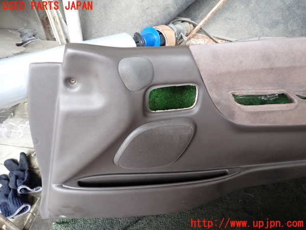 1UPJ-25011234]ハイエースワゴン100系(KZH106W)右前ドア内張り 中古_m0002.jpg