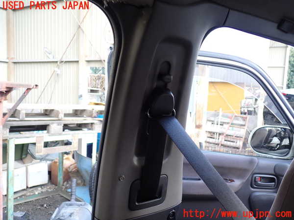 1UPJ-25017670]ハイエースワゴン100系(KZH106W)左センターピラートリム 中古_m0002.jpg