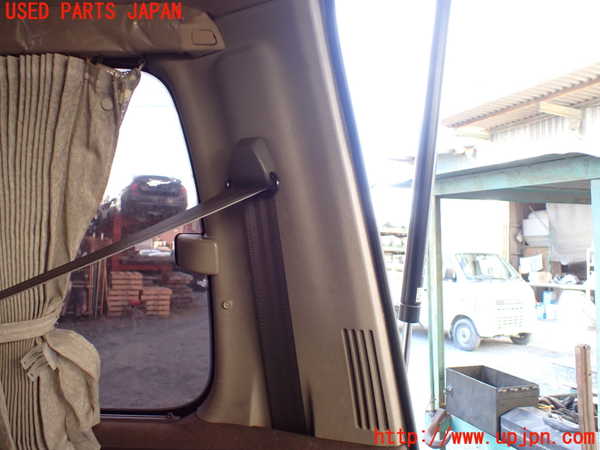1UPJ-25017675]ハイエースワゴン100系(KZH106W)右リアピラートリム 中古_m0001.jpg