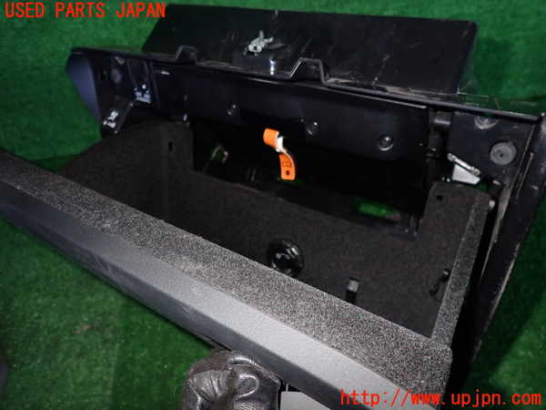 2UPJ-25077516]VW パサート(Passat) ヴァリアント(Variant)(3CCAX)グローブボックス1 中古_m0002.jpg