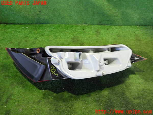 2UPJ-25111530]アウディ・TT クーペ(8JBUBF)右テールランプ 中古_m0002.jpg