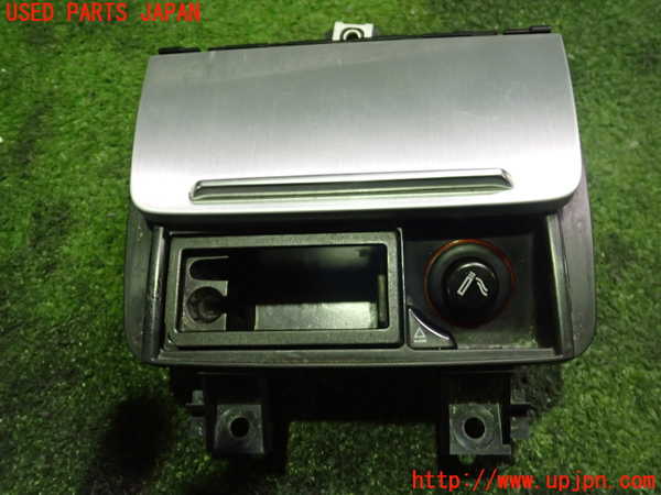 2UPJ-25117821]アウディ・TT クーペ(8JBUBF)灰皿1 中古_m0002.jpg