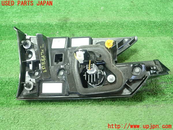 5UPJ-25181550]レヴォーグ(VNH)右リアフィニッシャー 中古_m0002.jpg