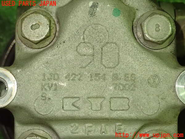 5UPJ-25204250]VW ニュービートルカブリオレ(1YAZJ)パワステポンプ 中古_m0003.jpg