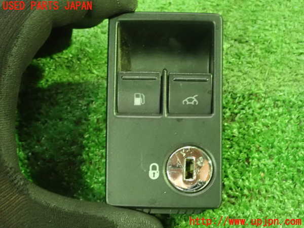 5UPJ-25206306]VW ニュービートルカブリオレ(1YAZJ)スイッチ1（トランク） 中古_m0001.jpg