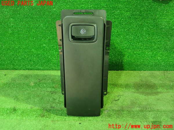 5UPJ-25207841]VW ニュービートルカブリオレ(1YAZJ)小物入れ1 中古_m0001.jpg