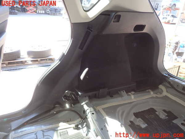 2UPJ-25257675]CX-5(KF2P)右リアピラートリム 中古_m0003.jpg