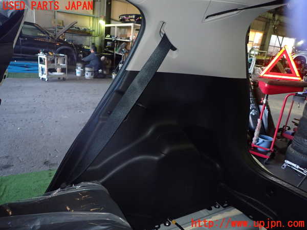 5UPJ-25337675]アクア(AQUA)(NHP10)右リアピラートリム 中古_m0001.jpg