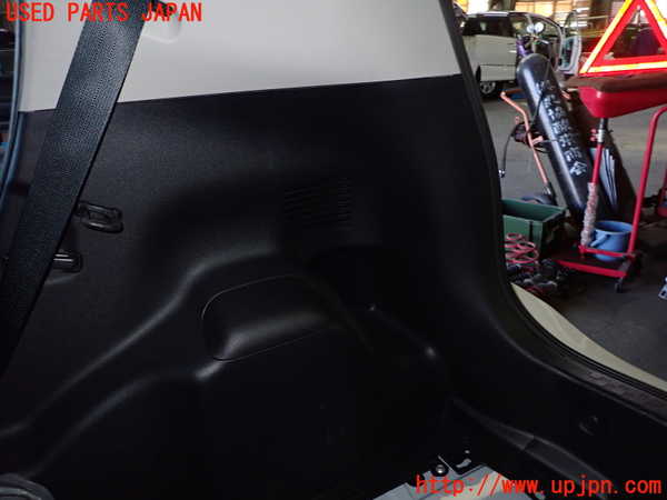 5UPJ-25337675]アクア(AQUA)(NHP10)右リアピラートリム 中古_m0004.jpg
