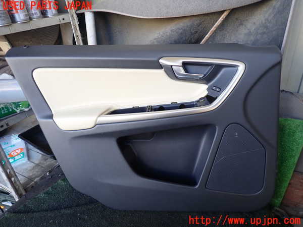 5UPJ-25531264]ボルボ・XC60(DD4204TXC)左前ドア内張り 中古_m0001.jpg
