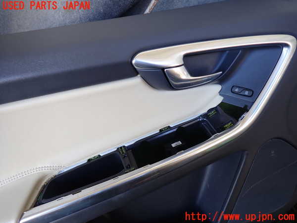 5UPJ-25531264]ボルボ・XC60(DD4204TXC)左前ドア内張り 中古_m0002.jpg