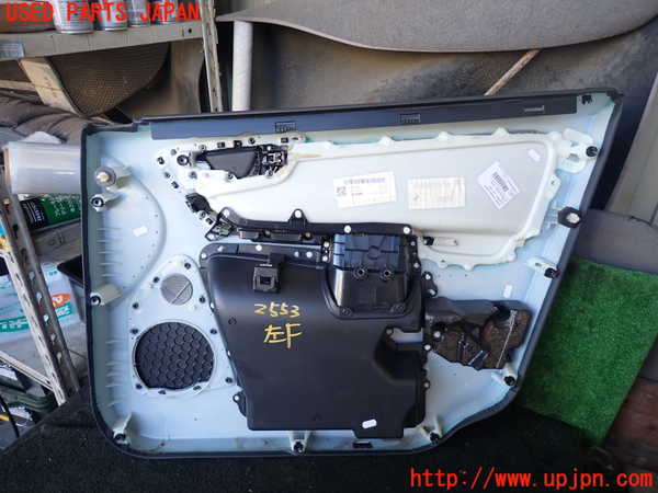 5UPJ-25531264]ボルボ・XC60(DD4204TXC)左前ドア内張り 中古_m0004.jpg