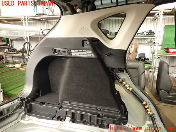 2UPJ-25647680]CX-5(KF2P)左リアピラートリム 中古_m0001.jpg