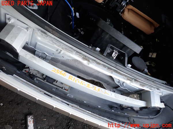 5UPJ-25661614]ボルボ・XC90(LB420TXCM)リアバンパーホースメント 中古_m0001.jpg