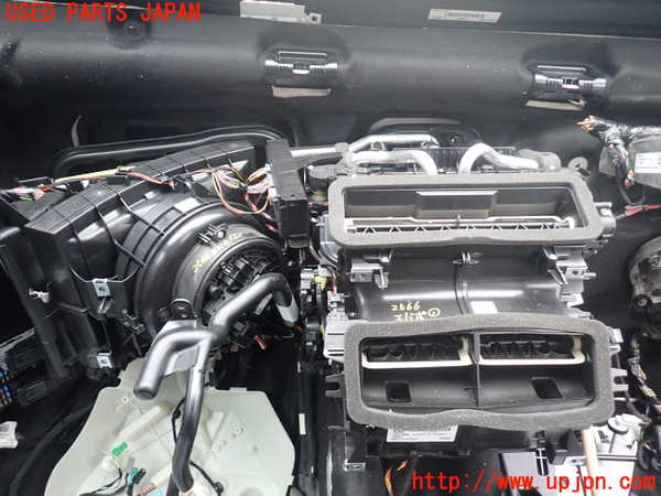 5UPJ-25666081]ボルボ・XC90(LB420TXCM)エバポレーター1 中古_m0001.jpg