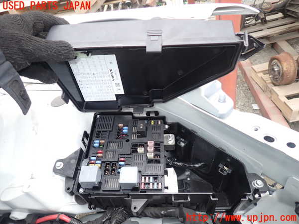 1UPJ-25666741]ボルボ・XC90(LB420TXCM)ヒューズボックス1 中古_m0002.jpg