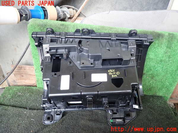 1UPJ-25667516]ボルボ・XC90(LB420TXCM)グローブボックス1 中古_m0003.jpg